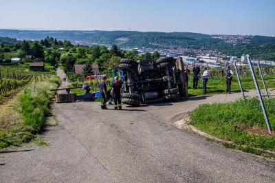 Stuttgart Rotenberg: Bagger in Kurve umgekippt - Fahrer verletzt